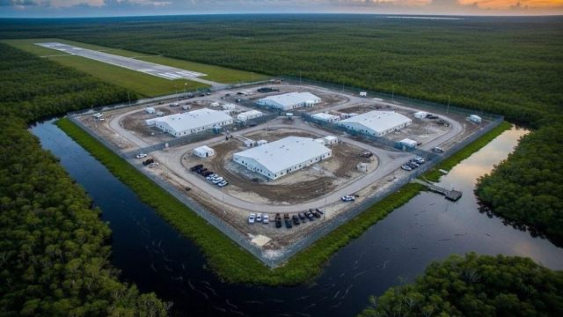 Primeiro grupo de imigrantes chega &agrave; 'Alcatraz dos jacar&eacute;s', centro de deten&ccedil;&atilde;o na Fl&oacute;rida